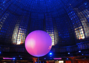 Eclairage de la coupole et projection gogo sur le ballon de la Brasserie Printemps pour une Bar Mitzvah orgnisée par les Têtes Chercheuses