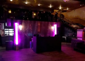 Régie DJ entourée de licialeds pour une soirée dansante à la Gare