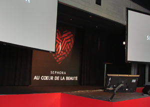 Double vidéo-projection, extension de la scène et écran de retour pour la conférence Sephora