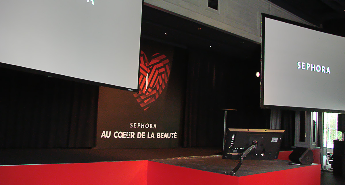 Double vidéo-projection, extension de la scène et écran de retour pour la conférence Sephora