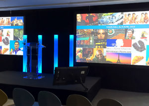Double vidéo-projection, scène, fond de scène, pupitre sonorisé et écran de retour pour la prestation d'Unilever organisée par HRG