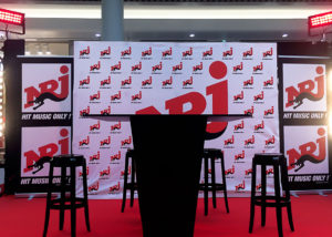 Mise en place du plateau NRJ pour la prestation de Mademoiselle & Co
